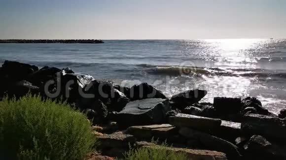 沙滩上的海浪石头海岸视频的预览图