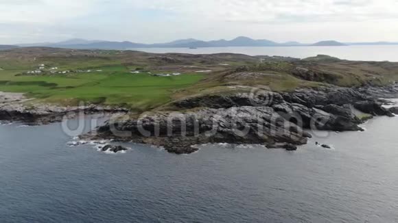 爱尔兰马林海角岩石海岸无人驾驶飞机的鸟瞰图视频的预览图