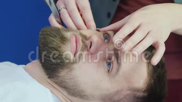 男人在理发店或发廊发型和理发去梳胡子视频的预览图