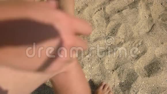 双脚在沙滩上视频的预览图