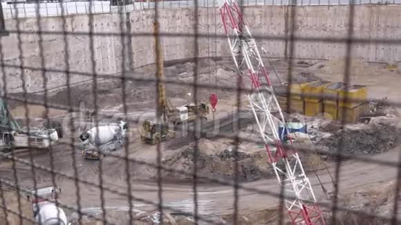 摩天大楼建筑工地的巨型基坑视频的预览图