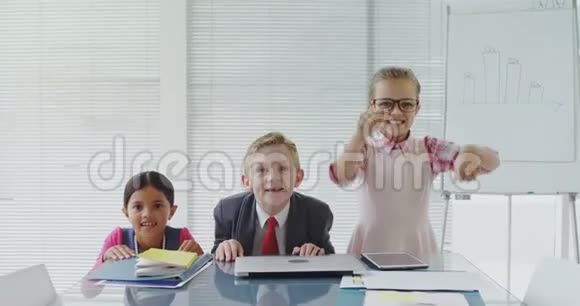 作为行政主管的孩子们从欢乐中跳出来视频的预览图