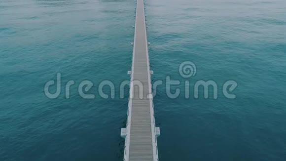 无限大的桥墩或桥在水中视频的预览图