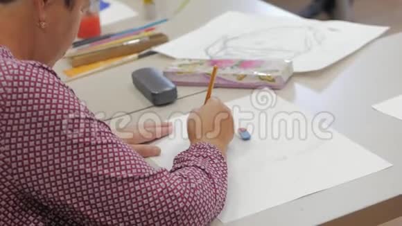 艺术家在画布纸上画一条黄色的画艺术家在工作室里造物主做一个刷子的运动视频的预览图