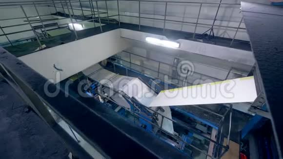 印刷厂以工业机构印刷鲜报视频的预览图