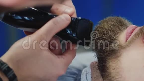 男人在理发店或发廊发型和理发梳胡子理发店视频的预览图