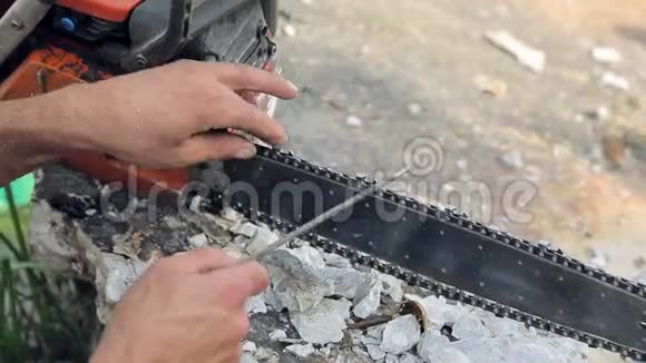 电锯磨齿用于木材切割工人用打磨工具特写把电锯磨尖视频的预览图