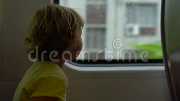 坐在窗前的小男孩坐在火车上视频的预览图