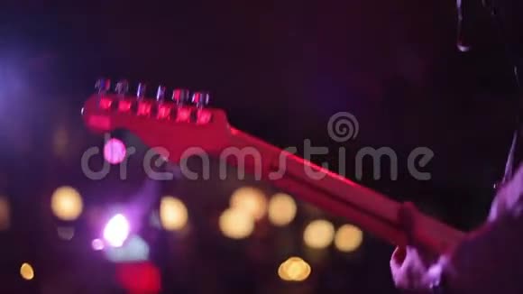 在舞台上弹电吉他的人视频的预览图