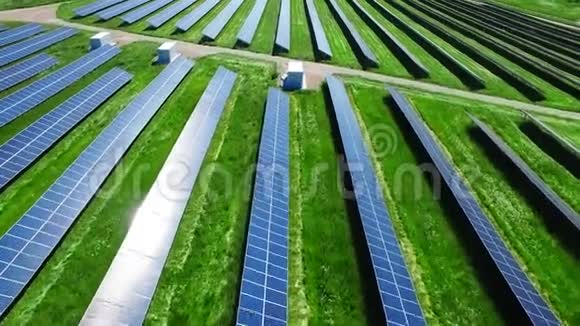 太阳能发电厂的鸟瞰图太阳能电池板发电视频的预览图