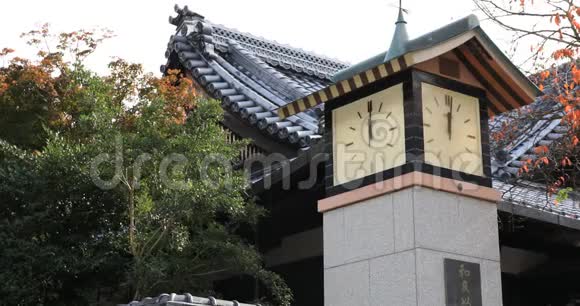 日本神殿的老式钟楼视频的预览图