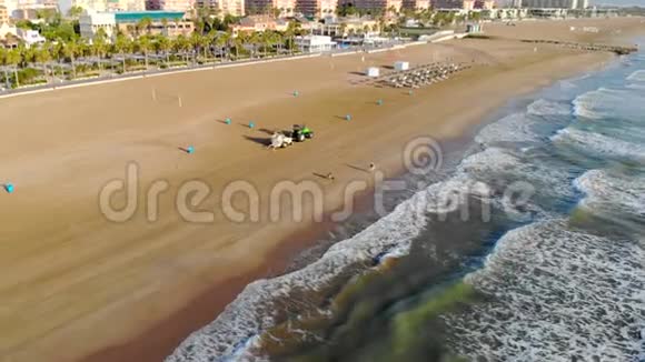 AERIAL4K在海滩上跳舞一辆拖拉机把西班牙地中海的领土移走了视频的预览图