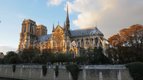 巴黎圣母大教堂日落景色视频的预览图