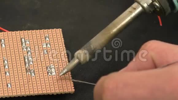 焊接电子元件视频的预览图