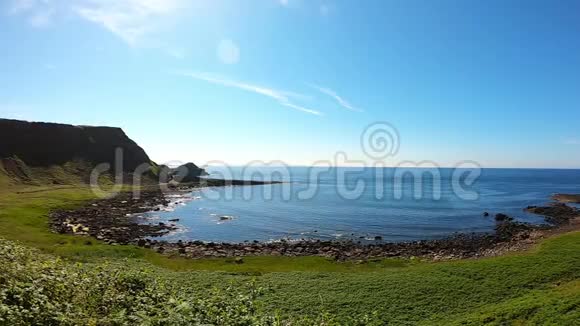 鸟瞰巨人铜锣湾最受欢迎和著名的地标在北爱尔兰大西洋海岸和平静的海水视频的预览图