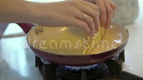 在煎锅上翻一个煎饼视频的预览图