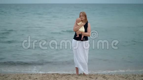 妈妈抱着宝宝在海边的海边视频的预览图