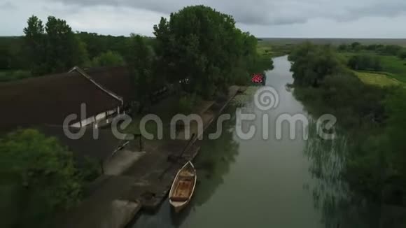 多瑙河三角洲运河上空的空中电影视频的预览图