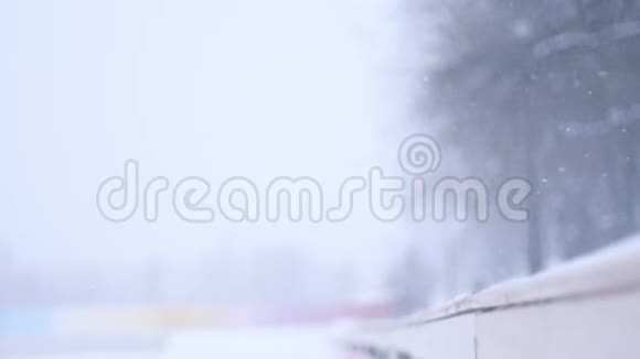 一个年轻的女人在外面的露天溜冰场滑冰一直到一边依靠它大雪视频的预览图