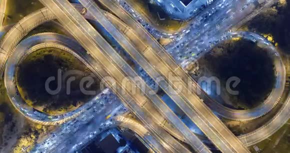 夜间在城市的空中俯视交通道路环形交叉路口时间流逝的顶部道路视频的预览图