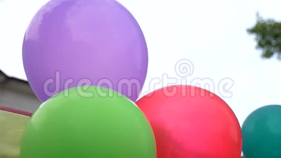 派对上的彩色装饰品蓝天上美丽的五彩气球美丽假期的概念视频的预览图
