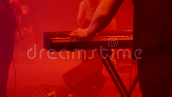 音乐家在键盘钢琴上演奏视频的预览图