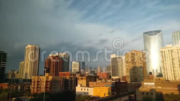 美国芝加哥多云的日落具有里程碑意义的时间流逝视频的预览图