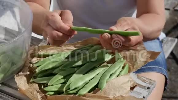 青豆女手割豆视频的预览图
