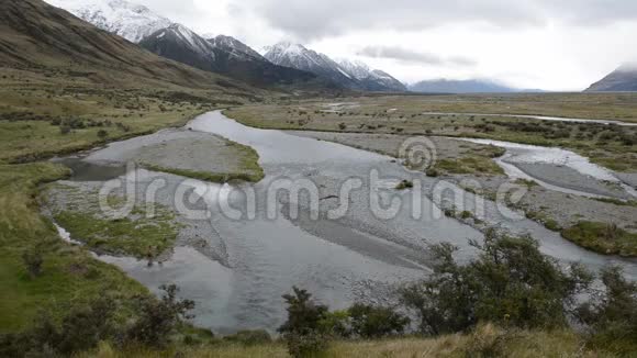 新西兰库克山附近的塔斯曼河和沉闷的云景视频的预览图