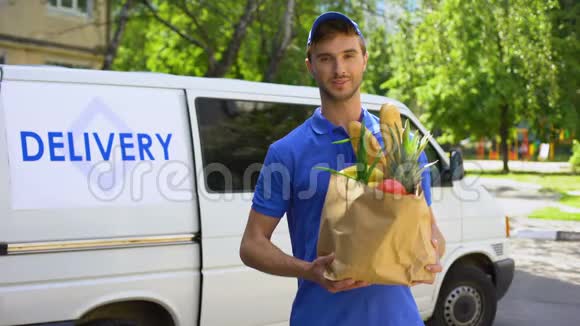 送货公司员工拿着购物袋食品订单超市服务视频的预览图