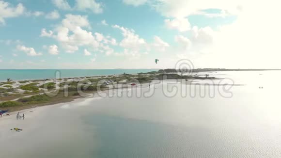 在墨西哥坎昆以北的Blanca岛上的泻湖中的风筝冲浪者视频的预览图