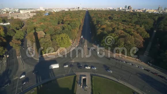 勃兰登堡门和电视塔从胜利柱观察甲板上看到德国柏林视频的预览图