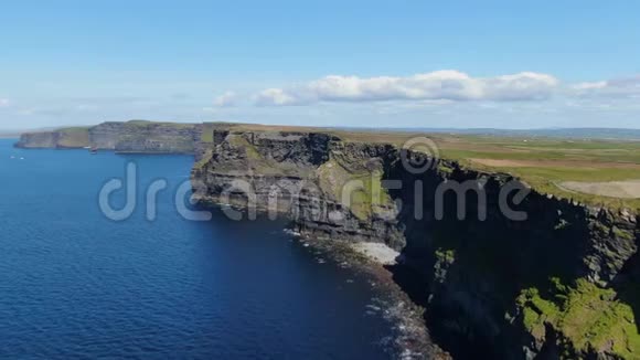 沿着爱尔兰著名的摩赫悬崖飞行视频的预览图
