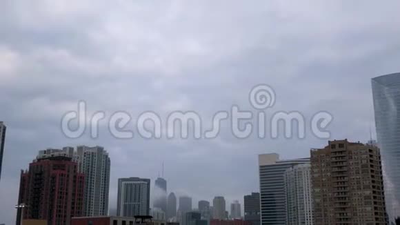 美国芝加哥市中心的快速云景时间推移天气天际线视频的预览图