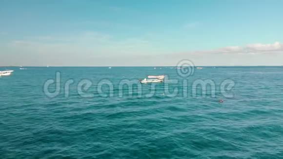 小潘加风格的潜水船在海洋附近的图卢姆墨西哥视频的预览图