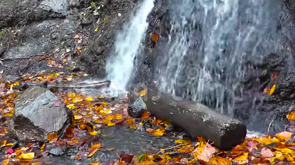 从山上掉下来的水打在地上视频的预览图