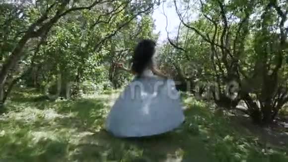 手拿苹果的美女在花园里奔跑白雪公主的童话视频的预览图