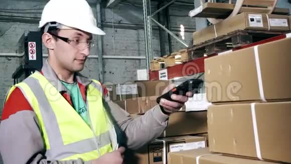 肖像仓库工人防护装备做笔记视频的预览图