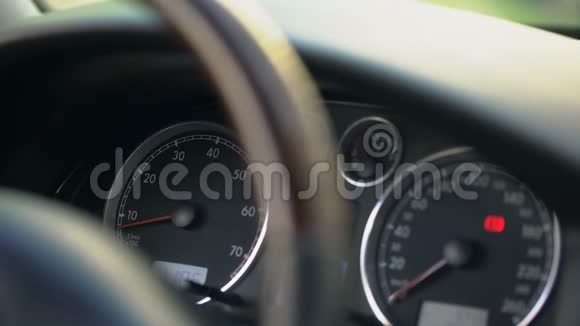 关闭仪表板和男性手方向盘司机卡在交通堵塞中视频的预览图