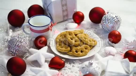 圣诞节装饰银礼品红泡泡和自制饼干和牛奶视频的预览图