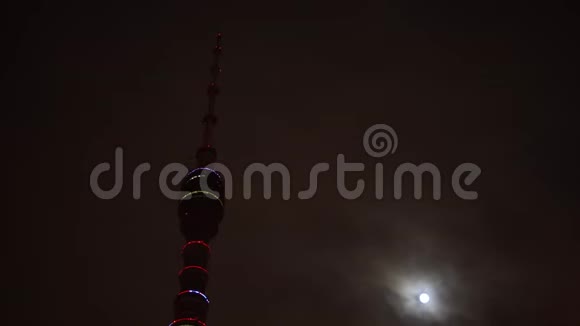 时间流逝未来派奥斯坦基诺电视塔背景黑暗的天空满月视频的预览图
