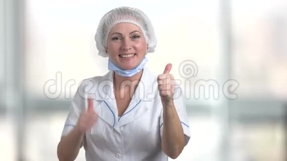 乐观的女医生竖起两个大拇指视频的预览图