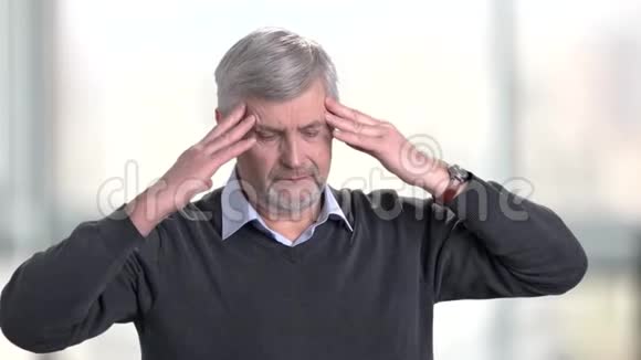 中年男子头痛视频的预览图