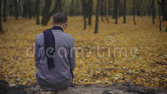 孤独的男人想念他的女朋友记得他们在公园的浪漫约会视频的预览图