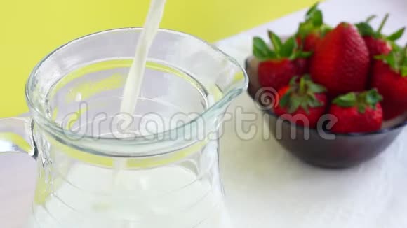 提供健康早餐的牛奶和花园草莓视频的预览图