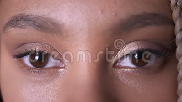 棕色眼睛的非洲女孩可怕的视频的预览图