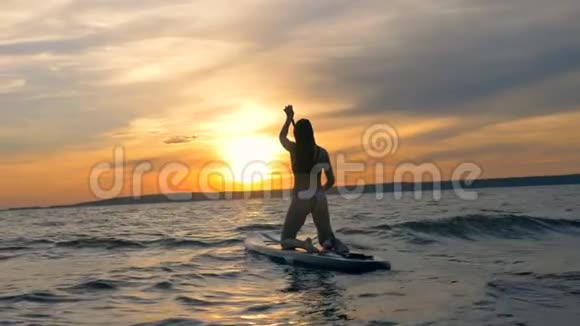 在海里冲浪的人后景视频的预览图