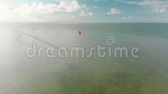 在墨西哥坎昆以北的Blanca岛上的泻湖中的风筝冲浪者视频的预览图