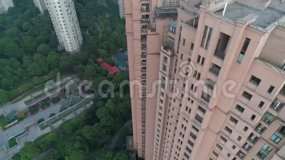 空中无人机在日落时分向住宅公寓大楼射击乘坐现代化社区公寓大楼视频的预览图