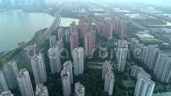 空中无人机在日落时分向住宅公寓大楼射击乘坐现代化社区公寓大楼视频的预览图